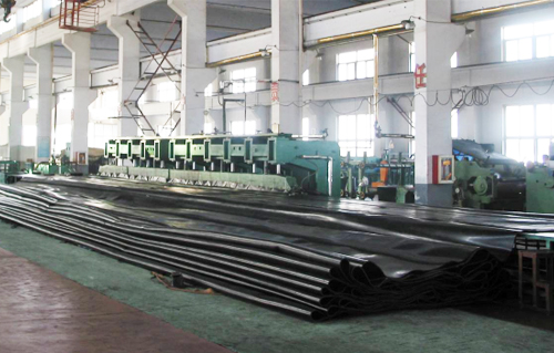 小型搭縫硫化機(jī)11米長(zhǎng)，最高制作3米高壩袋